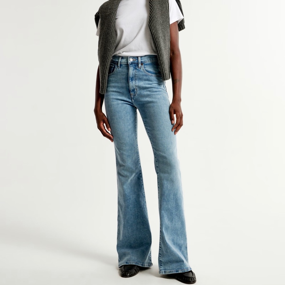 Abercrombie The Flare - Ultra High Rise Jeans in Medium Wash